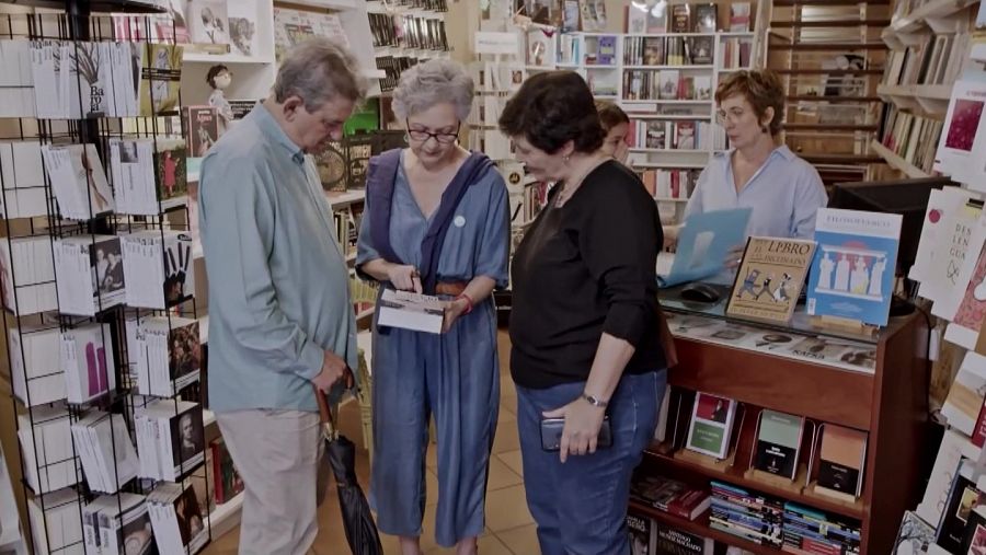 Esperanza Alcaide, fundadora de la librería 'El Gusanito Lector', junto a dos socios