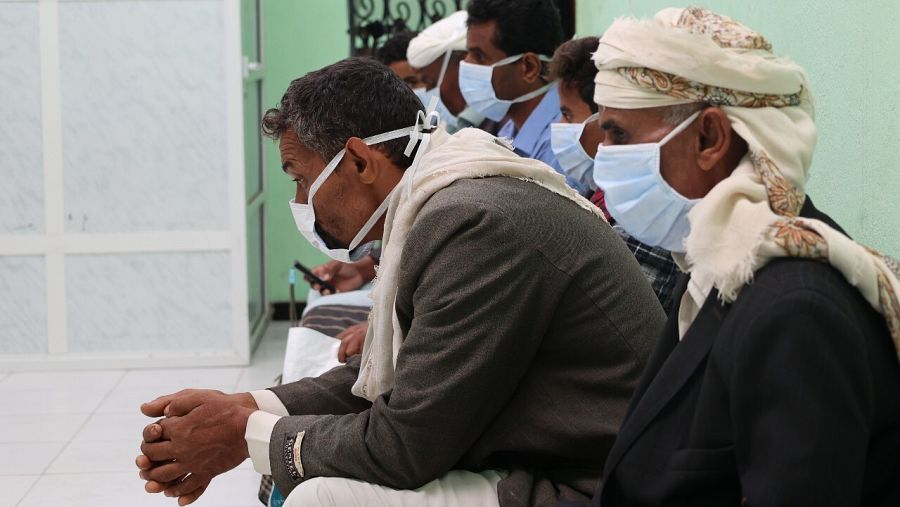 Grupo de yemeníes en sala de espera hospital