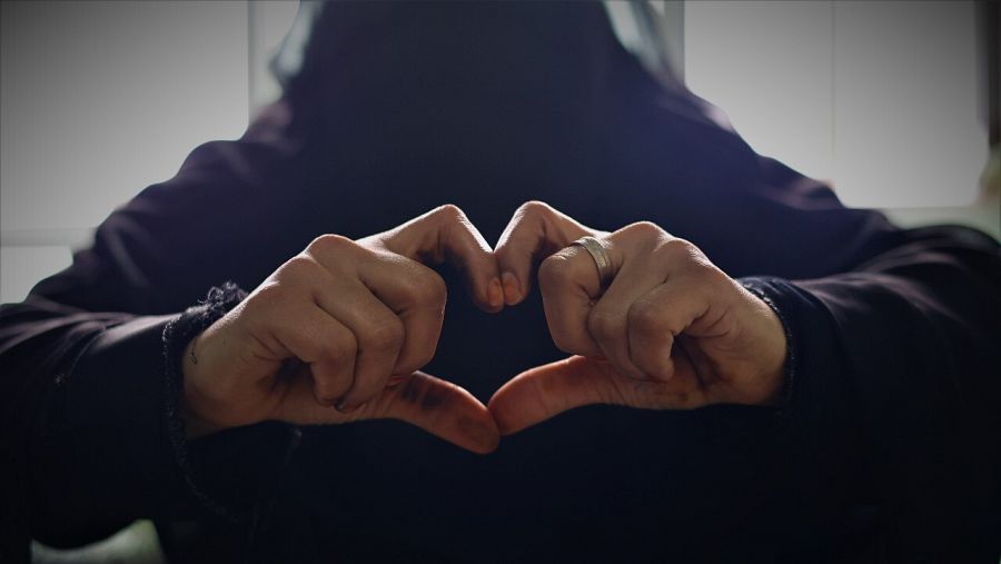 Una mujer yemení forma un corazón con sus manos