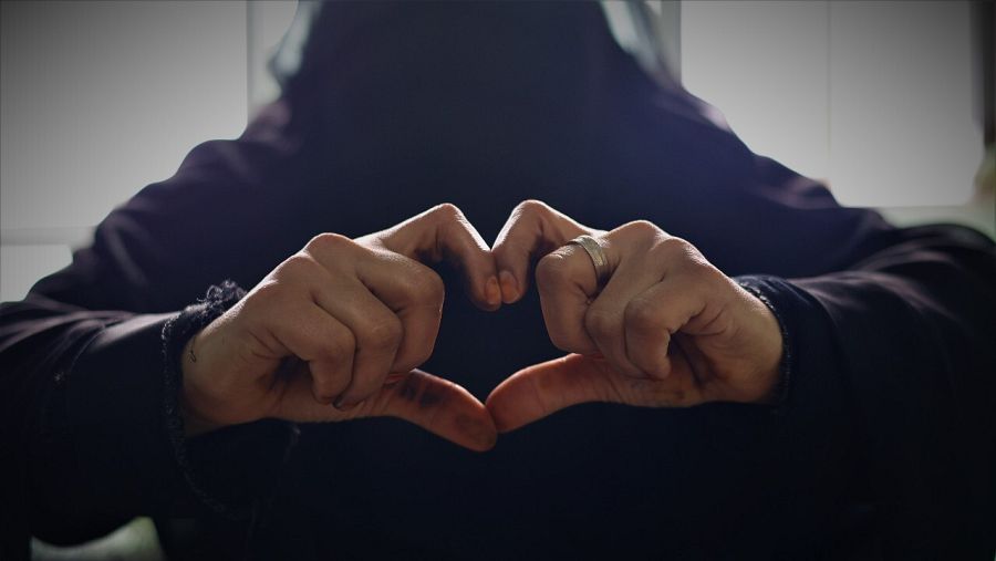 Una mujer yemení forma un corazón con sus manos
