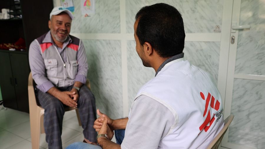 Abdul Karim con un psicólogo de MSF