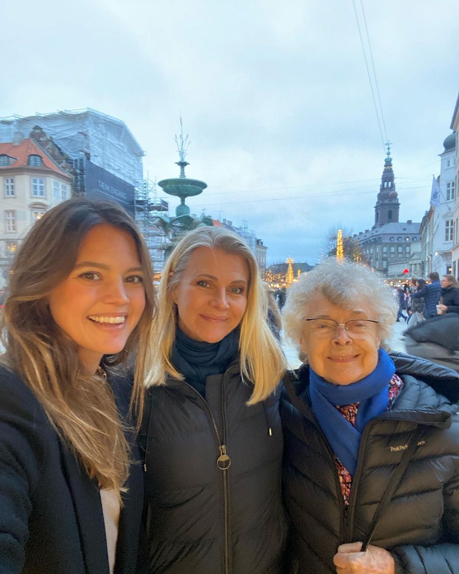 Isabelle Junot junto a su madre y su abuela