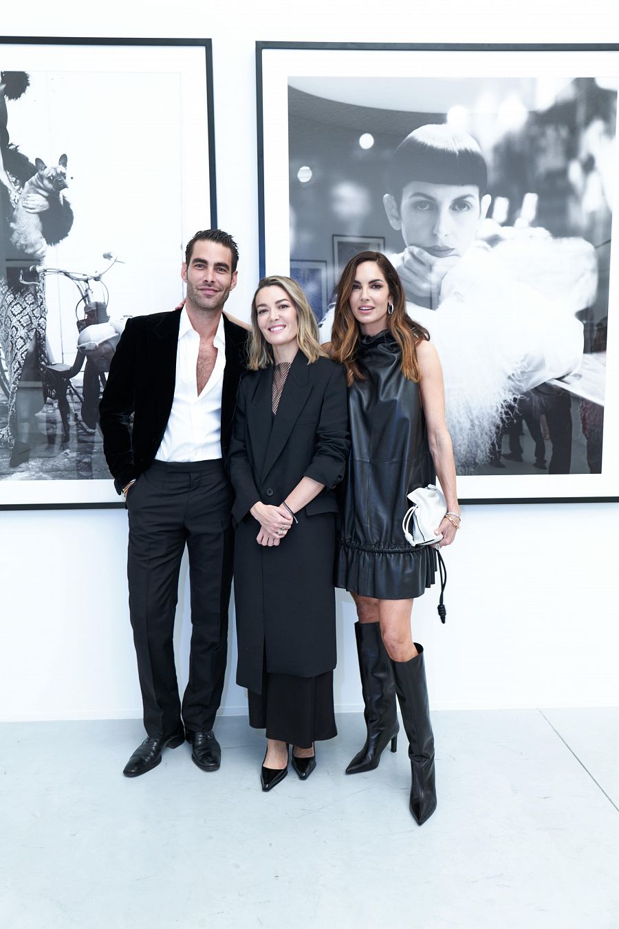 Marta Ortega (c), el actor Jon Kortajarena, y la modelo y empresaria Eugenia Silva