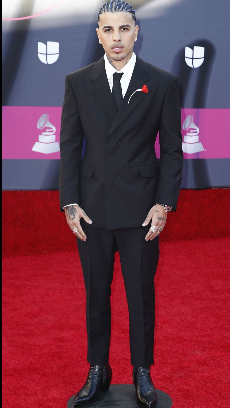 Rauw Alejandro en la alfombra roja de los Latin Grammy 2022