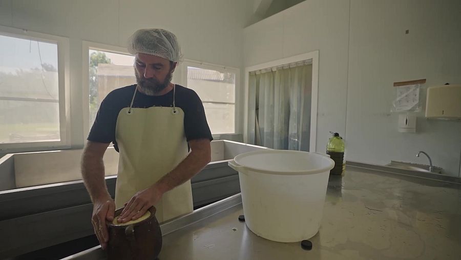 El formatger Pere Pujol fent formatge de tupí | RTVE Catalunya