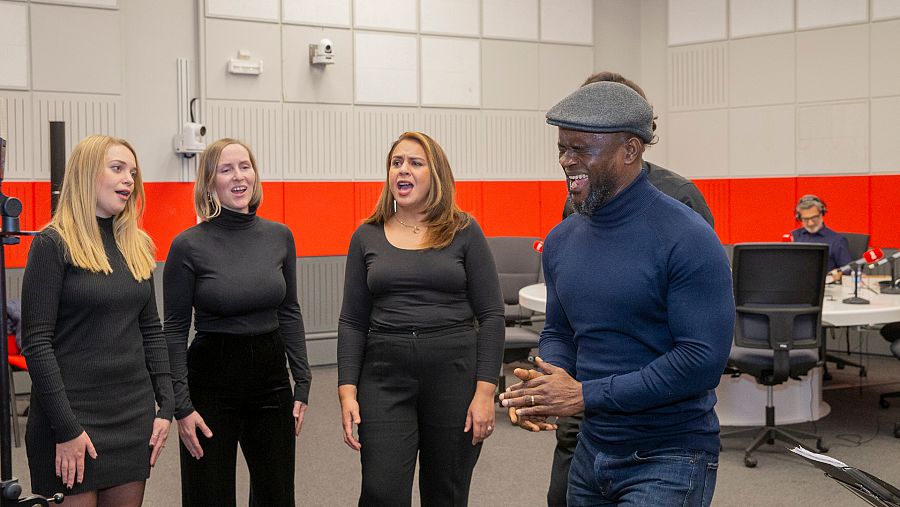 Algunos de los componentes del Coro Gospel de Madrid cantantdo en los estudios de RNE