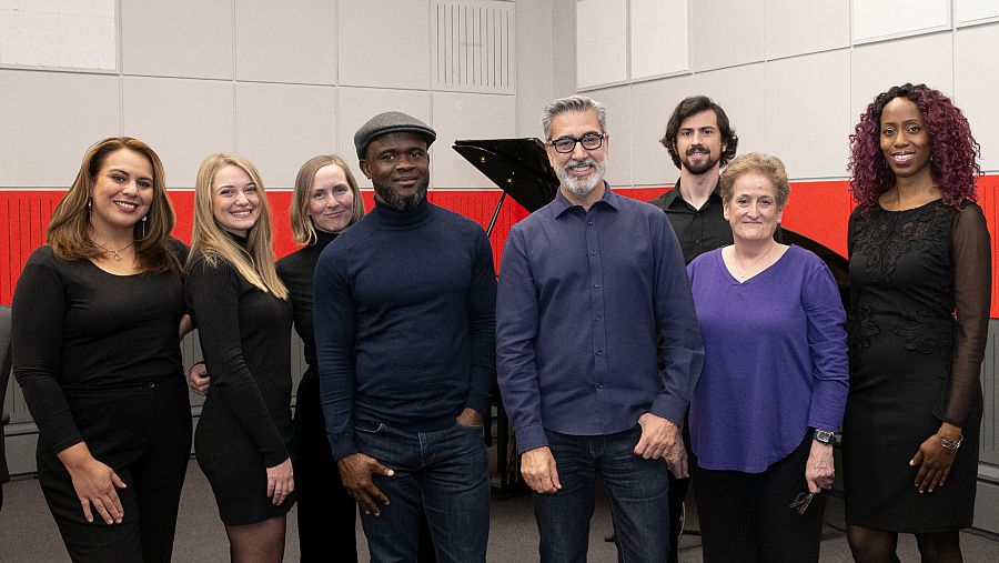 Nancy Roncesvalles y parte del Coro Gospel de Madrid que ella dirige, junto a Arturo Martín en los estudios de RNE