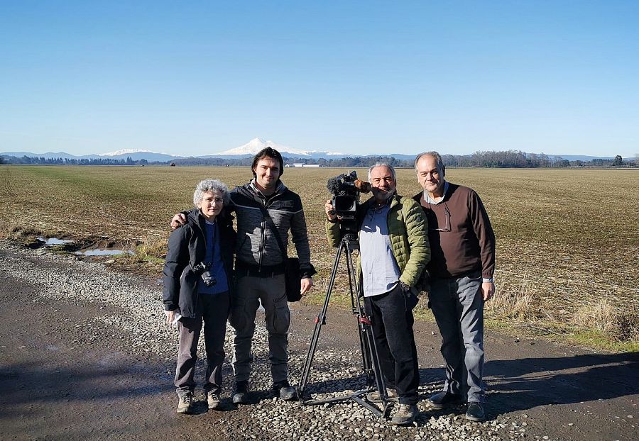 Equipo de TVE desplazado a Chile, de izquierda a derecha, Yolanda Sober, (redactora), Luis Alberto Lacorzana (imagen y sonido) , Francisco Magallón, (imagen y sonido) y Miguel León (realizador)