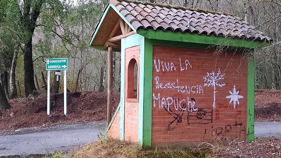 Parada de autobús con pintadas reivindicativas