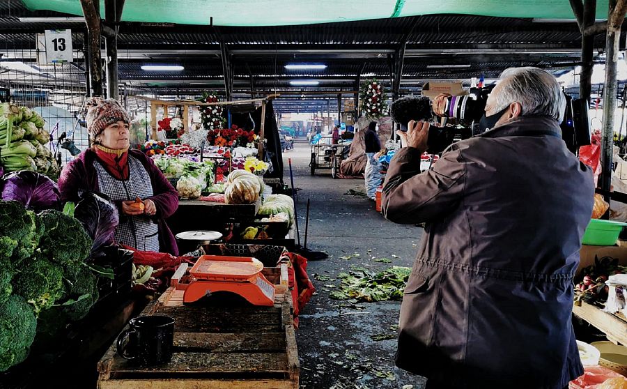 El cámara de TVE Francisco Magallón graba en el mercado mapuche de la ciudad de Temuco