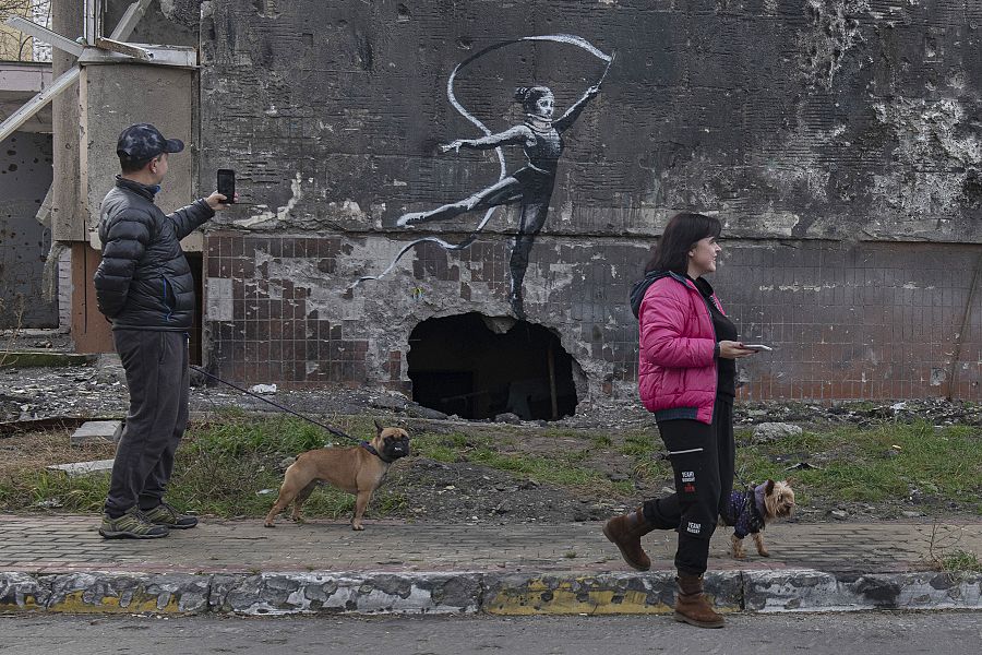 Una bailarina sobre el abismo, pintada por Banksy en la ciudad de Irpin, en la región de Kiev.