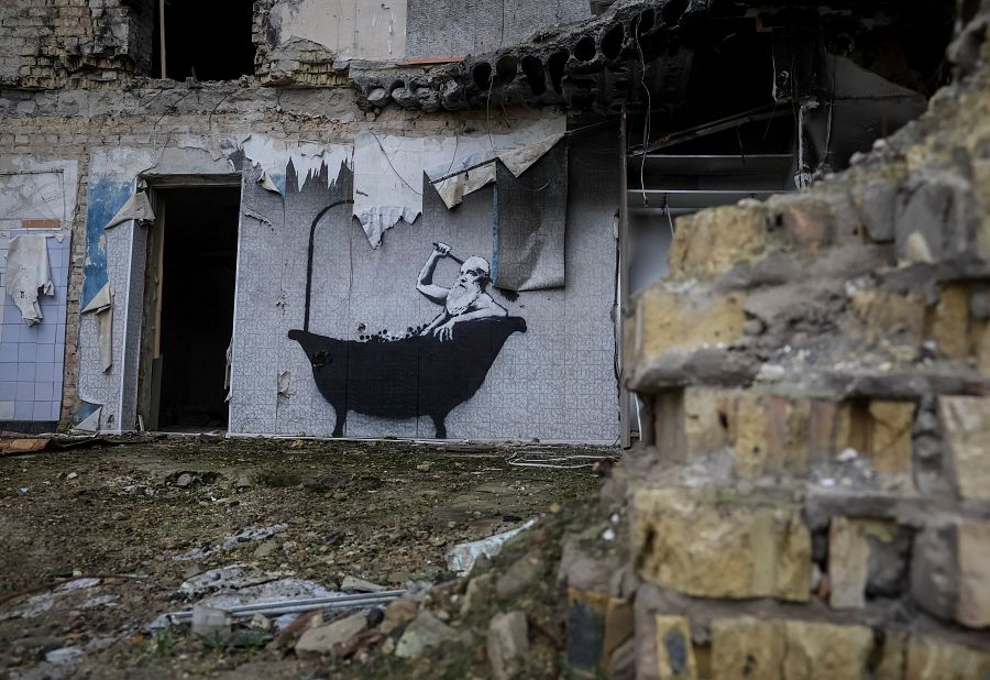 Un hombre se da un placentero baño. Grafiti de Banksy en la ciudad de Horenka, región de Kiev