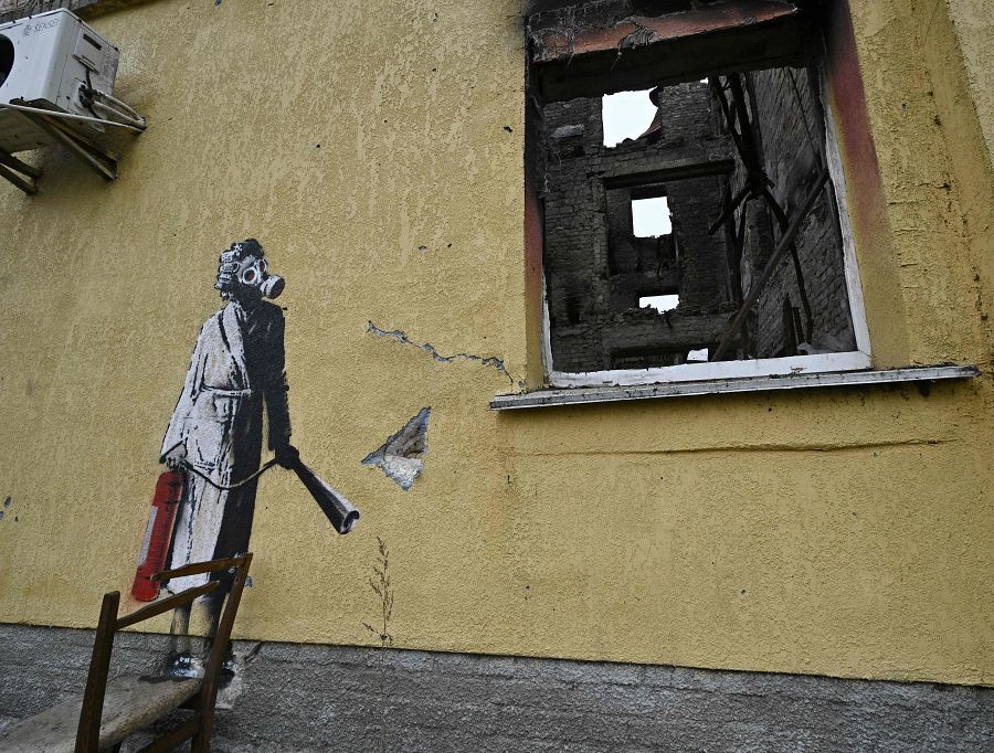 Grafiti de Banksy sobre el muro de un edificio destruiido en Gostomel, cerca de Kiev