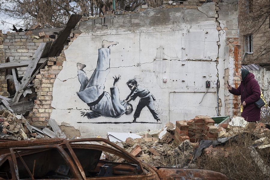 Un niño derriba, aparentemente, a Vladímir Putin realizando judo. Pintura de Banksy en la ciudad de Borodianka, región de Kiev.