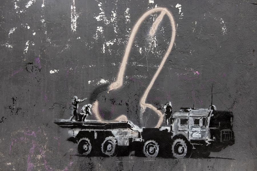 Un grafiti de Banksy en Kiev de un tanque ruso aparentemente boicoteado