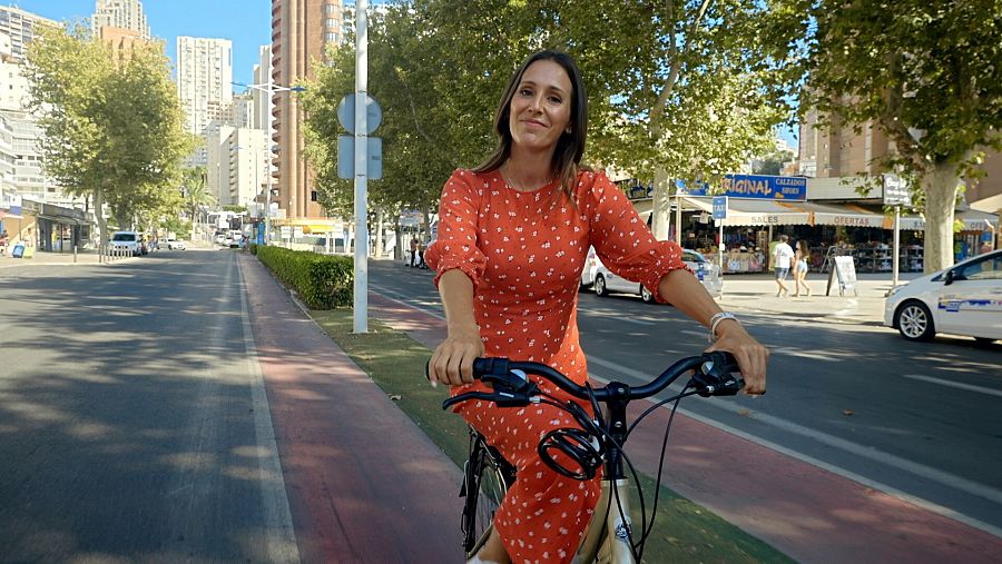 Adela Úcar paseo en bici por Benidrom