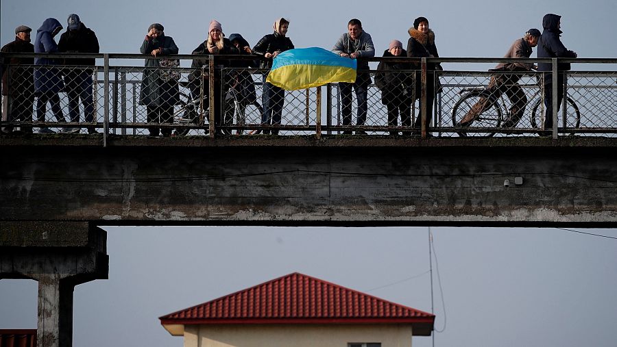 Vecinos de Jersón esperan con banderas ucranianas al primer tren de Kiev en nueve meses