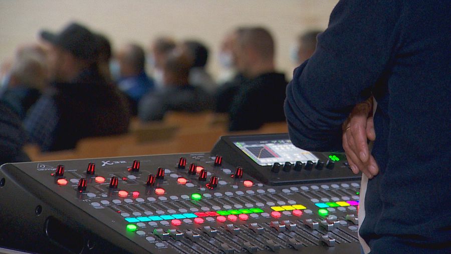 Reclusos escuchando el concierto de Santero y los Muchachos