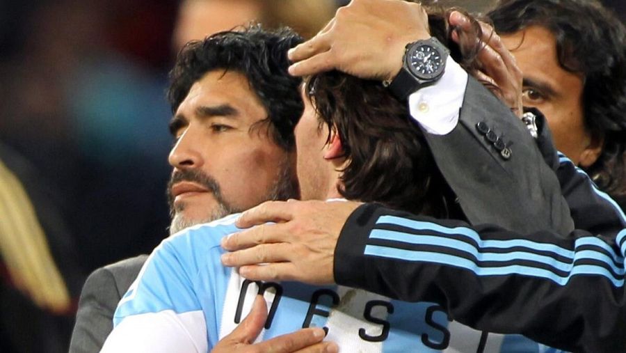 Maradona consuela a Leo Mesi tras perder 4-0 ante Alemania en cuartos del Mundial de Sudáfrica