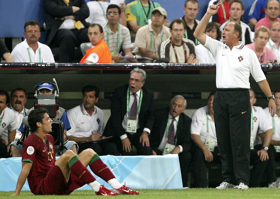 Cristiano Ronaldo, junto al seleccionador portugués Luiz Felipe Scolari, en la semifinal de Mundial de 2006 entre Portugal y Alemania.