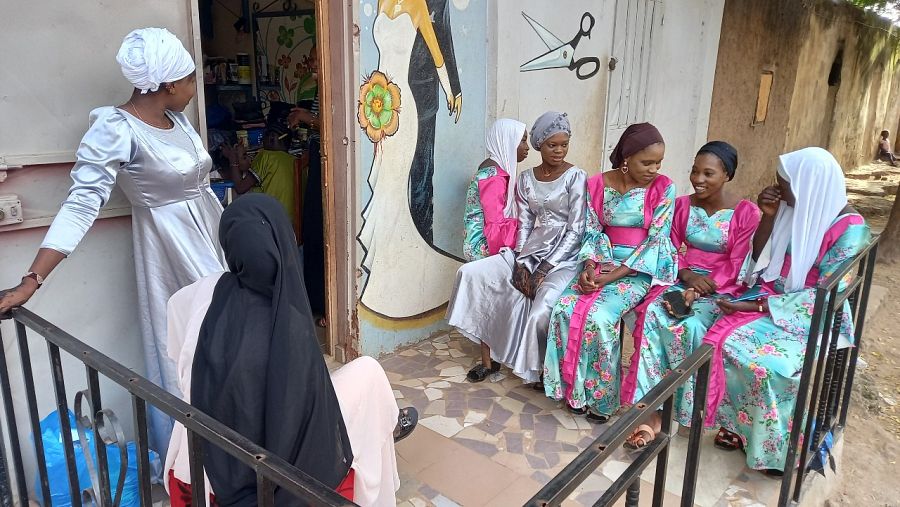 Damas de honor en salón de maquillaje en Bamako