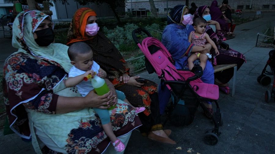 Mujeres pakistaníes con niños