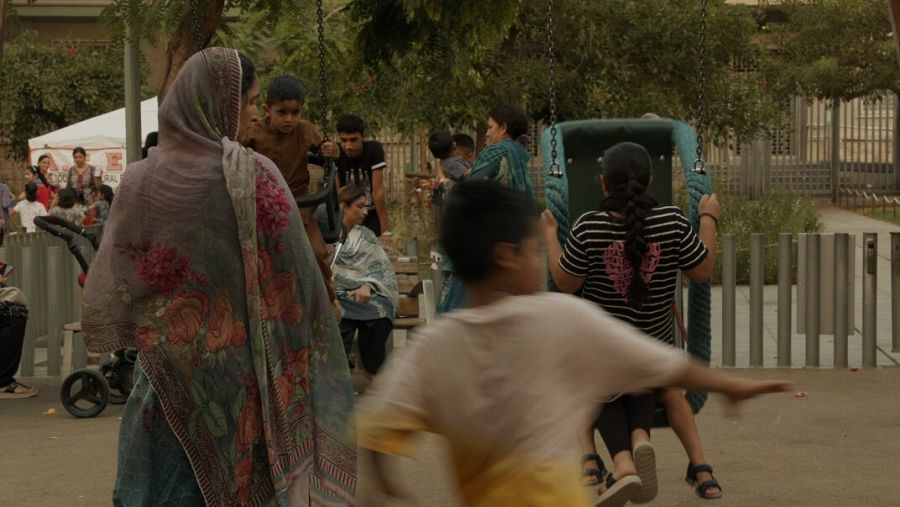 Mujeres pakistaníes en el parque con niños