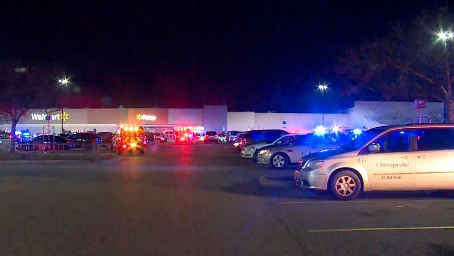 Imagen captada de un vídeo de la policía a su llegada a la escena de un tiroteo en un supermercado Walmart de Chesapeake, Virginia 