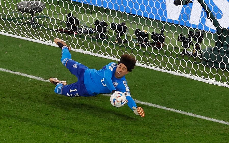 Mundial 2022: Guillermo Ochoa, de México, ataja un penalti a Robert Lewandowski en el México-Polonia (0-0).