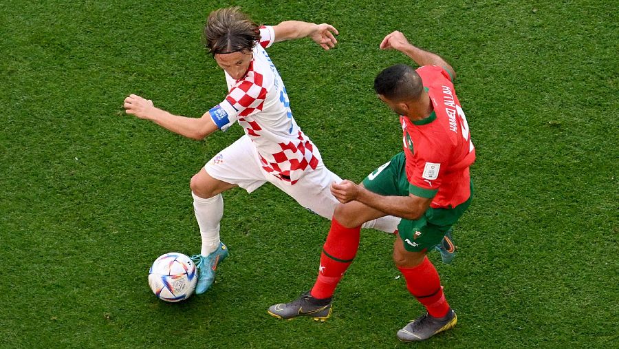 Mundial 2022: el centrocampista de Croacia Luka Modric intenta regatear a un rival en el Marruecos 0-0 Croacia.