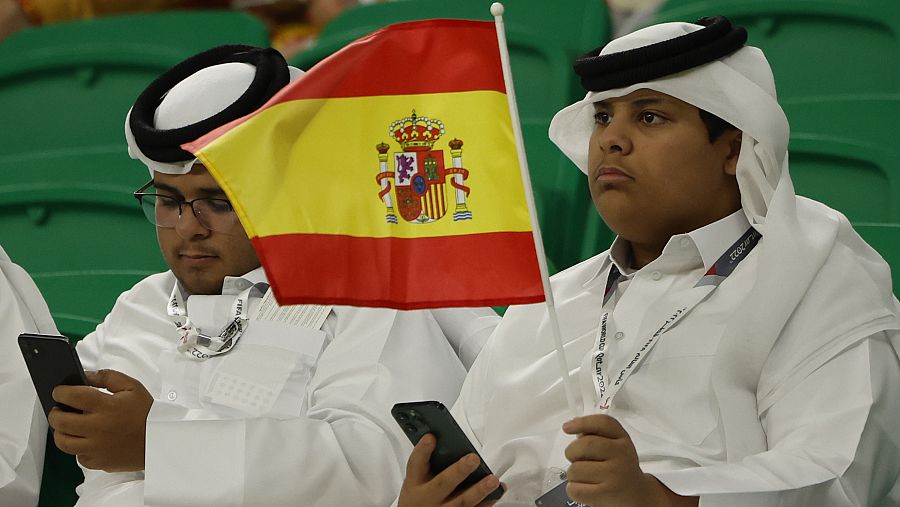 Un aficionado sostiene una bandera de España.