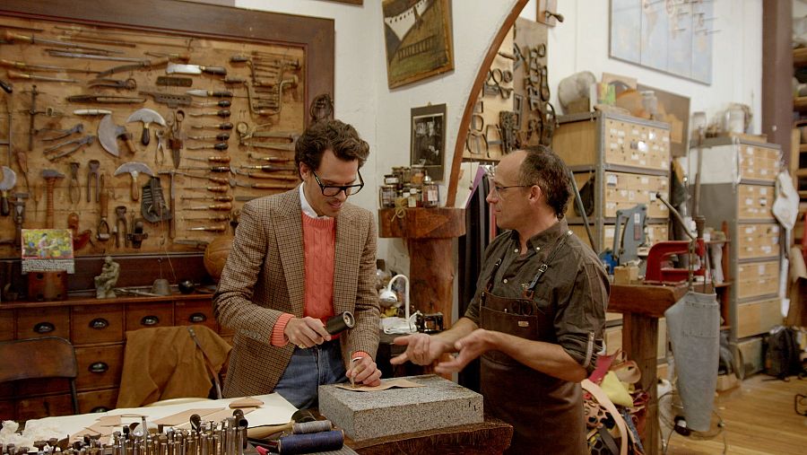 Juan Avellaneda i Julián Sañudo, al taller de l'artesà practicant amb el cuir