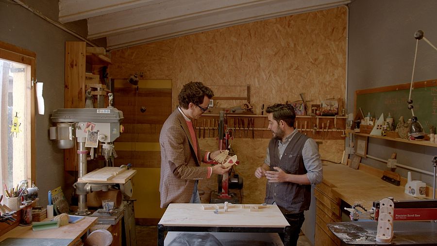 Juan Avellaneda al taller de l'artesà Cisco Ramos mirant unes joguines de fusta