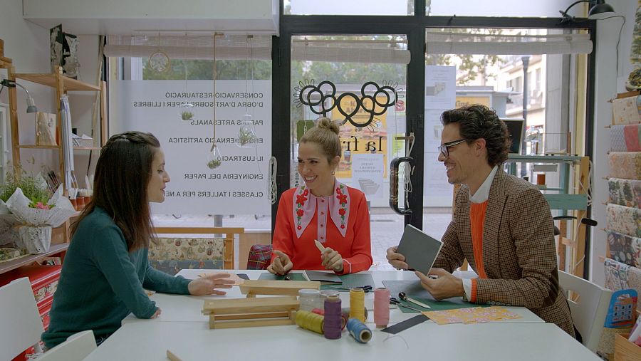 Carla Busquets, María Gómez i Juan Avellaneda, al taller de la Carla enquadernant llibretes