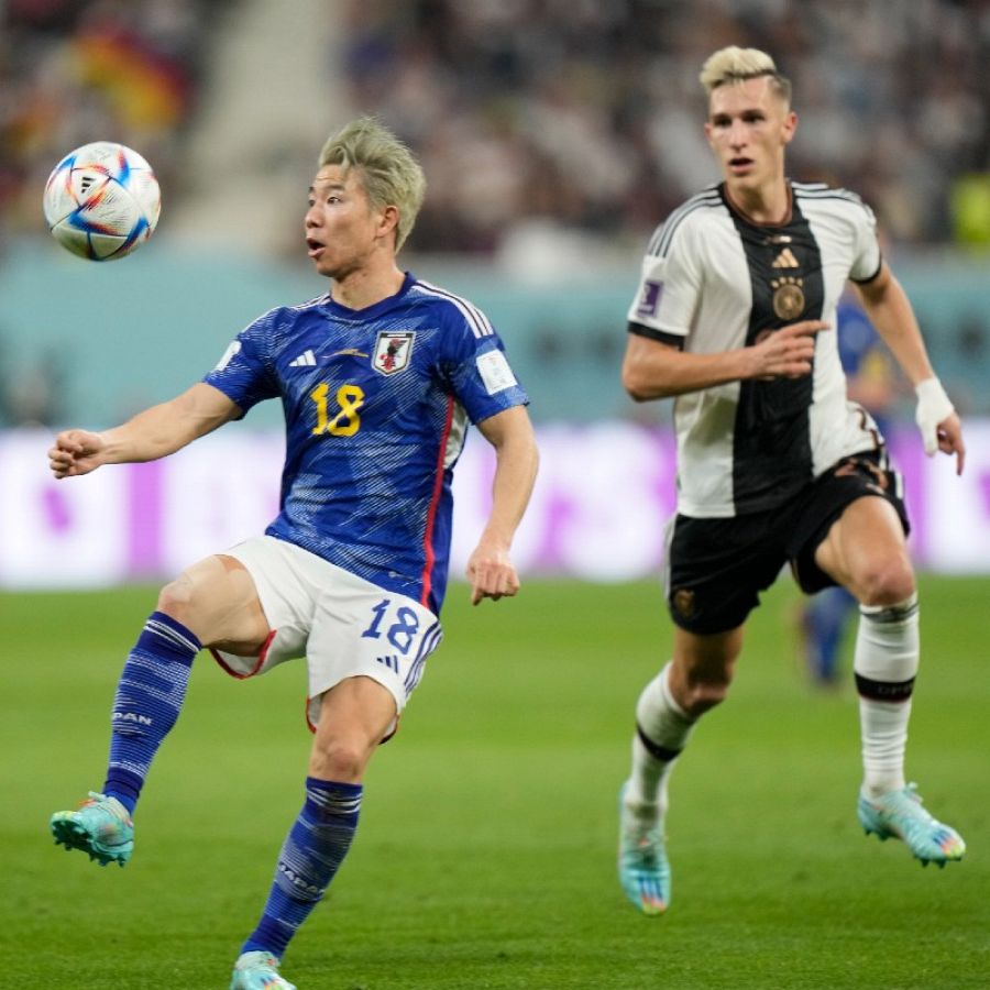 Mundial 2022: Asano controla el balón antes de marcar el gol de la victoria en el Japón 1-2 Alemania