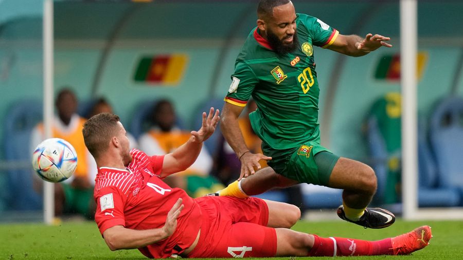 Suiza - Camerún: Elvedi detiene un avance de Mbeumo