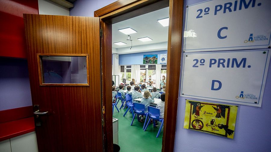 Puerta que da acceso a una clase de Educación Primaria