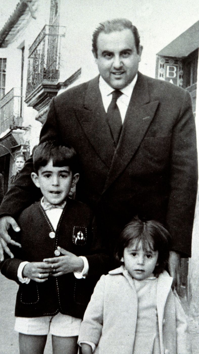 Juan Pantoja con sus hijos Bernardo e Isabel en los años 50