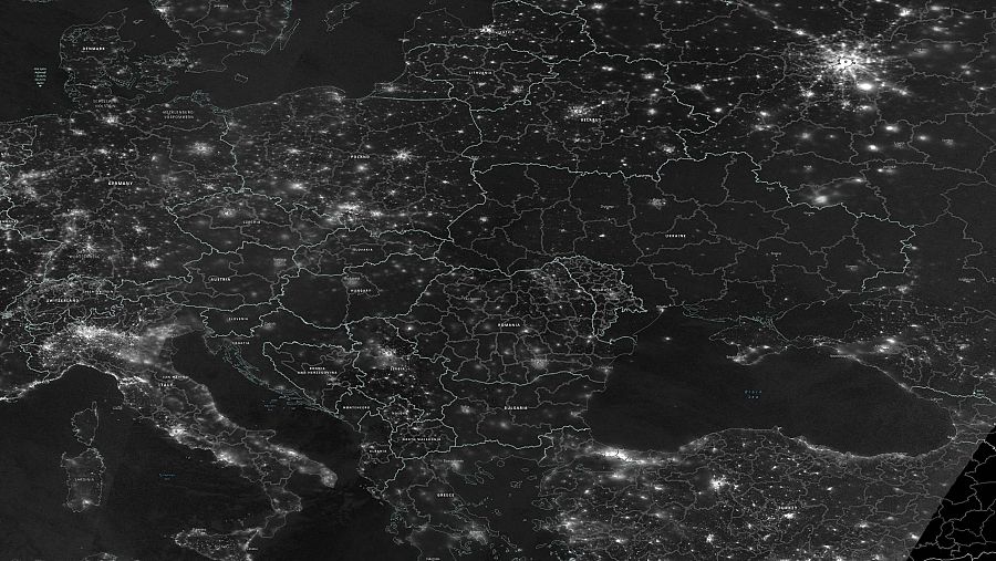 Imagen de la NASA que muestra a Ucrania a oscuras tras el bombardeo ruso del miércoles
