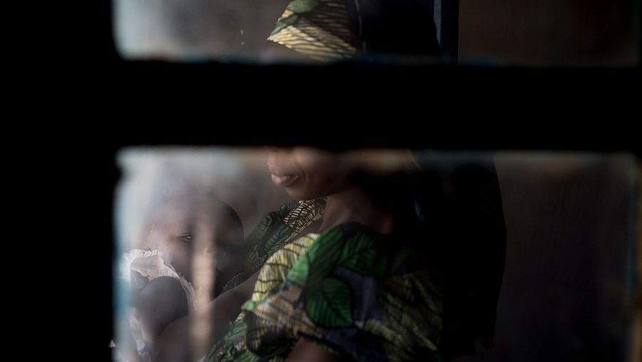 Una mujer con un bebé en Salamabila