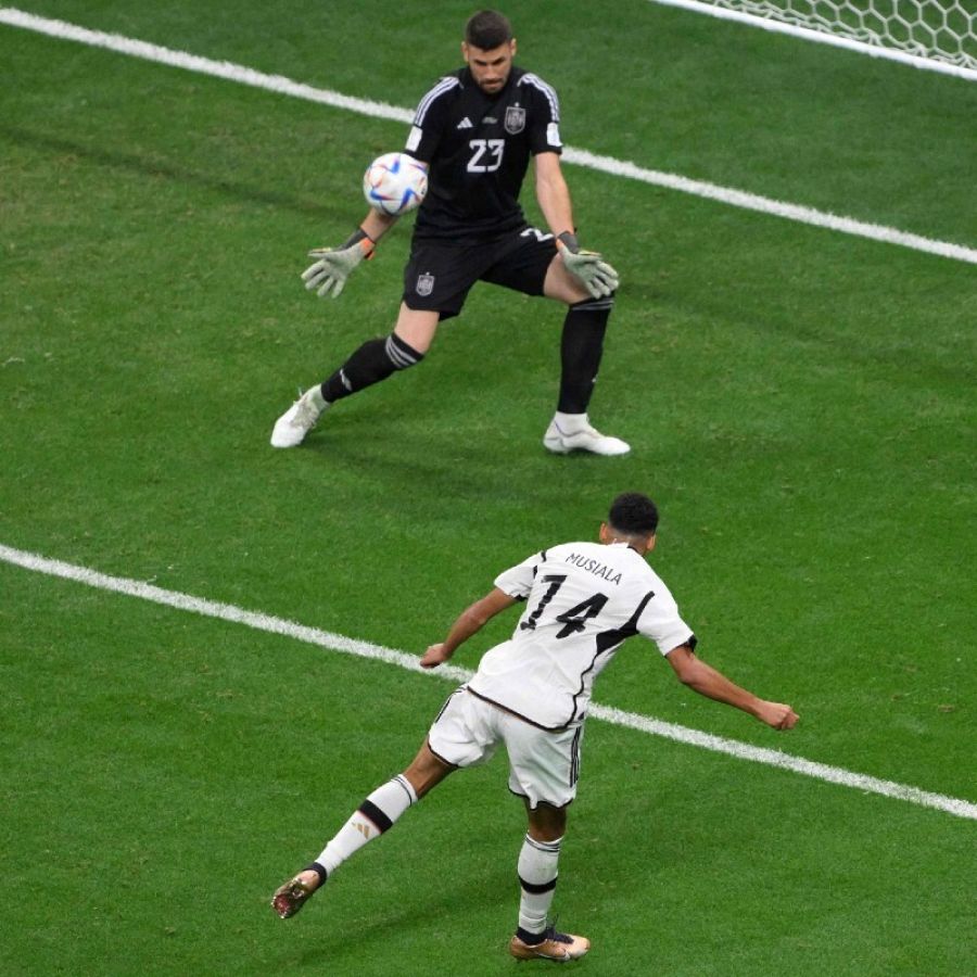 Mundial 2022: Unai Simón realiza una gran parada para evitar el gol del alemán Musiala en el España 1-1 Alemania.
