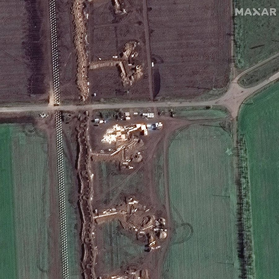 Imagen por satélite de trincheras, fortificaciones y barreras antitanque en Velyka Blahovischenka, en Jersón