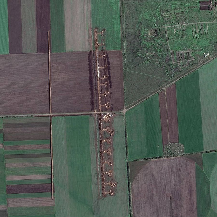 Imagen por satélite de trincheras, fortificaciones y barreras antitanque en Velyka Blahovischenka en Jersón