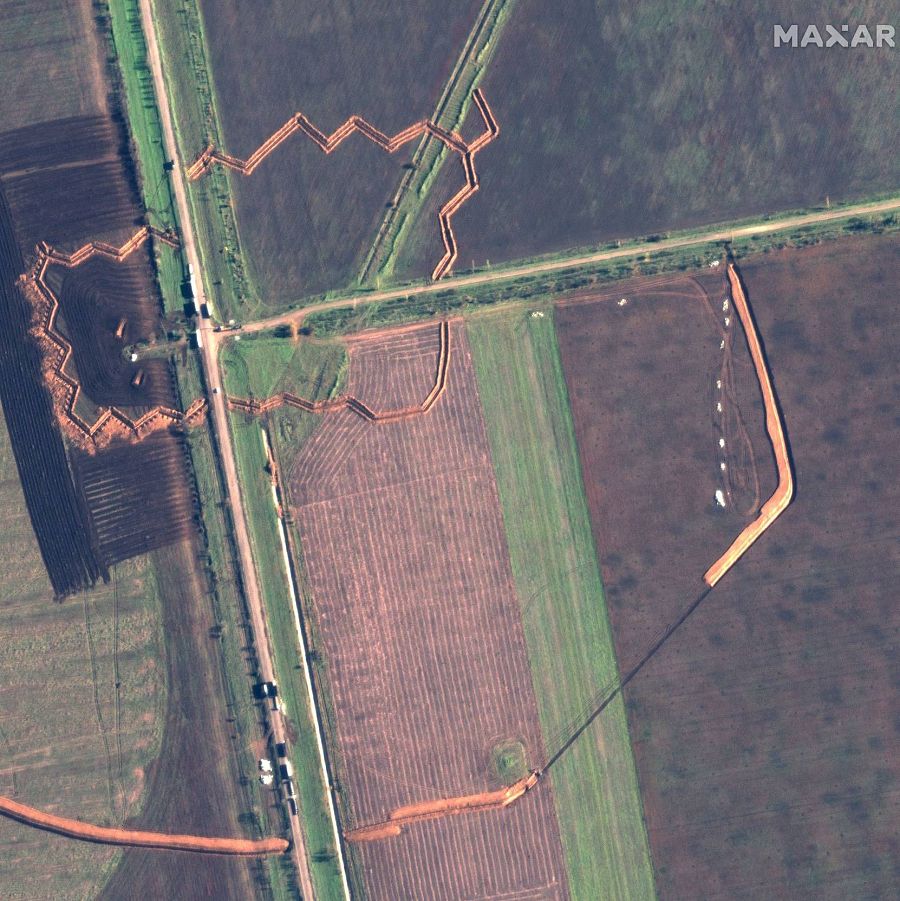 Trincheras, fortificaciones y barreras antitanques rusas cerca de Stepne, en la región de Jersón