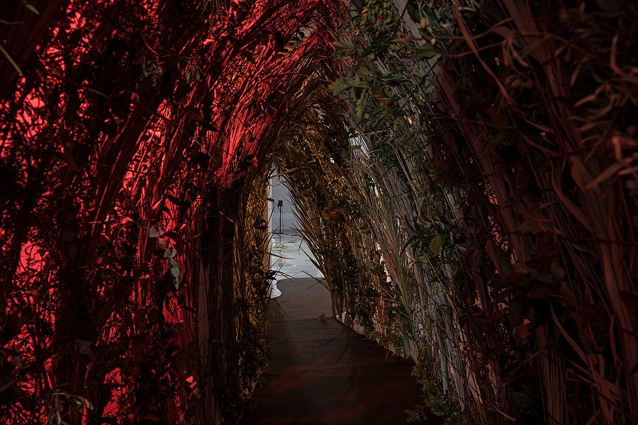 Pasillos de ramas y hojas secas en la exposición En la profundidad el calor se fuga (La Casa Encendida, 2022)