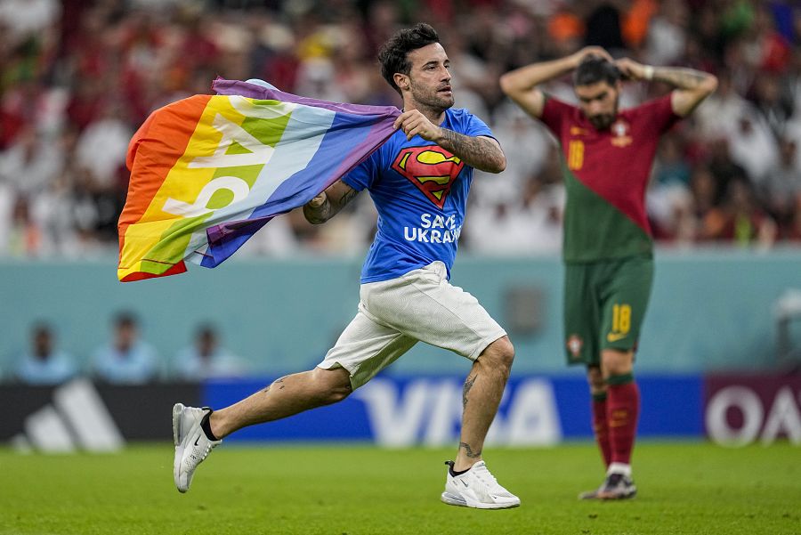 Imagen del espontáneo que ha saltado con la bandera LGTBIQ+ durante el partido