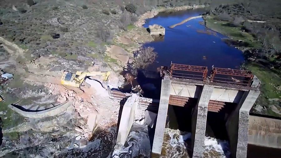 Demolición de la presa de Yecla de Yeltes, río Huebra