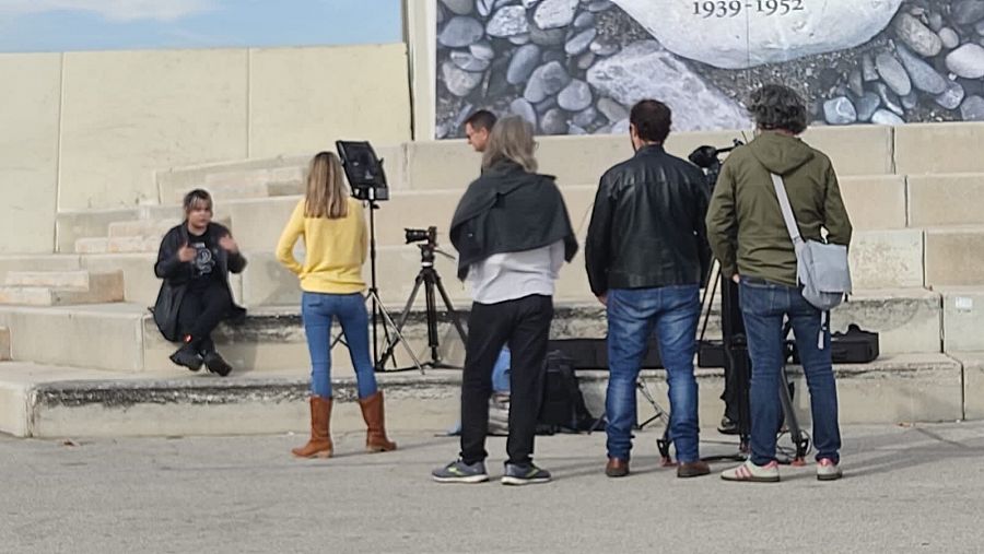 El equipo de TVE graba una entrevista para Informe Semanal