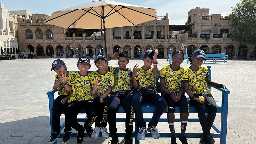 Los siete niños de 'Hinchas de mi barrio', en Doha.