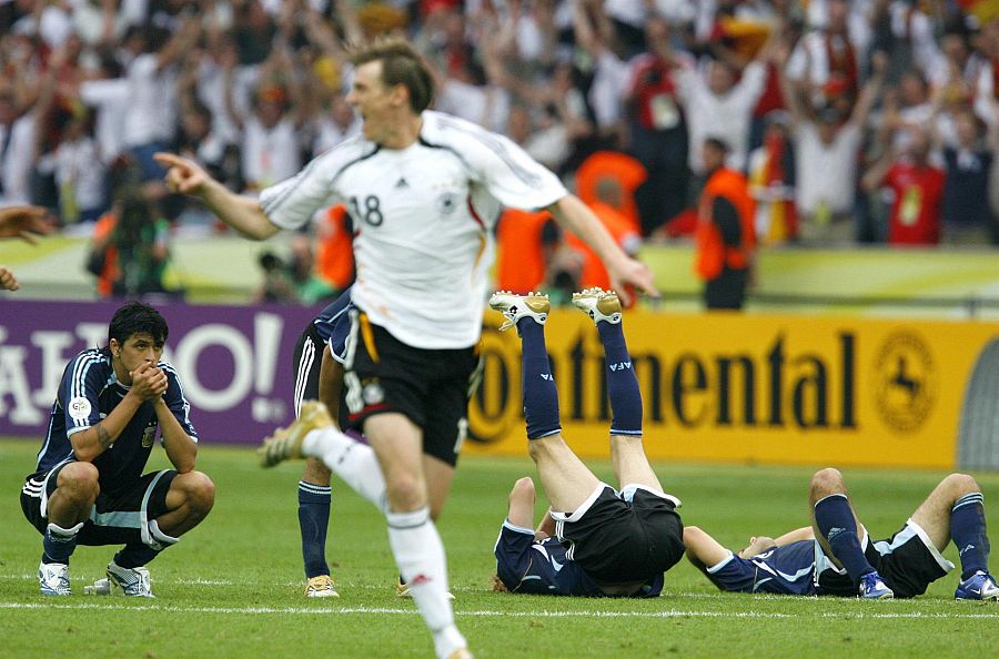 Tim Borowski celebra tras marcar el penalti de la victoria ante Argentina en los cuartos de final del Mundial de Alemania en 2006.